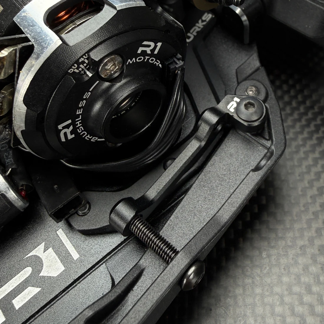 R1 Wurks – Black aluminium side fan mount (R1B) - Image 4