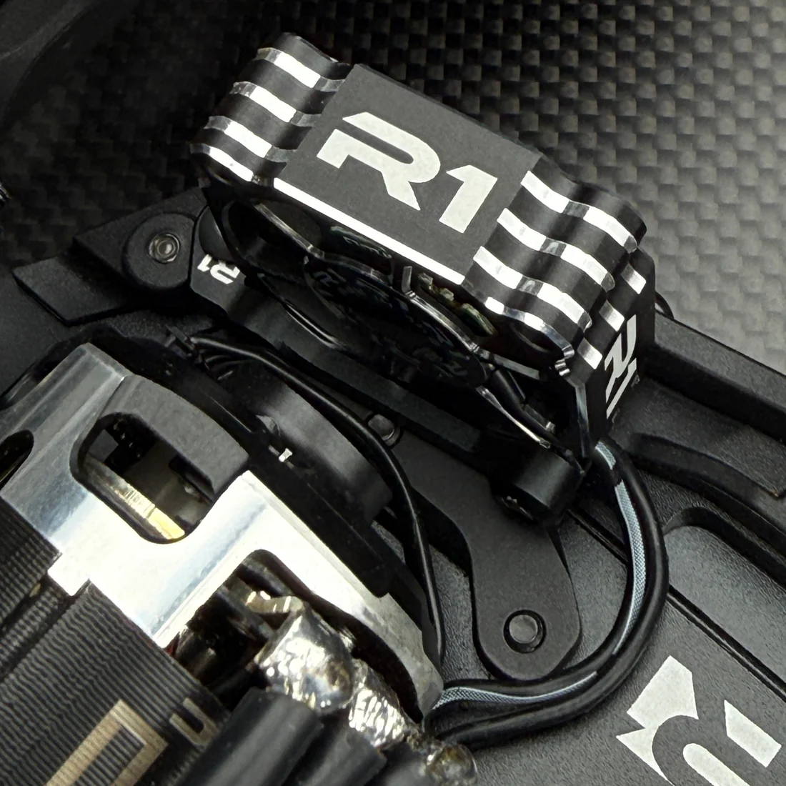 R1 Wurks – Black aluminium side fan mount (R1B) - Image 3