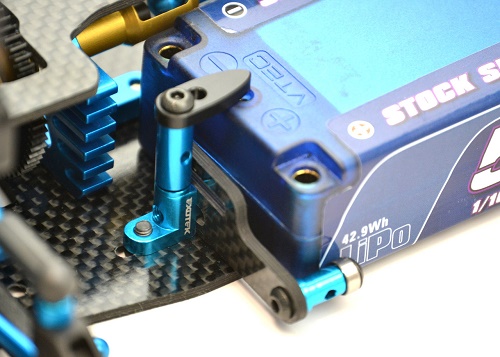 Blue aluminium LIPO posts and hold down tabs (Tamiya EVO5 or EVO6)