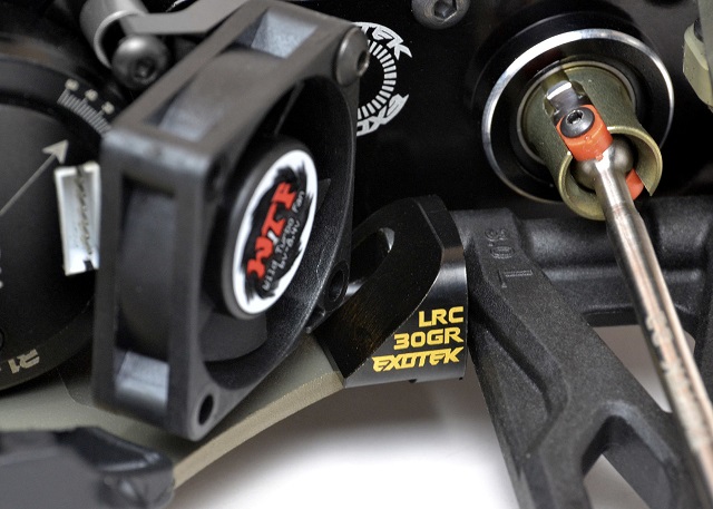 Black brass RF LRC wishbone hanger - 30grm (TLR 22 3.0)