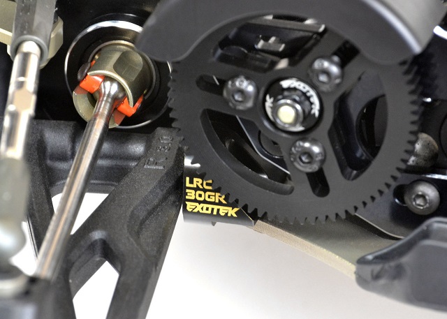 Black brass RF LRC wishbone hanger - 30grm (TLR 22 3.0)